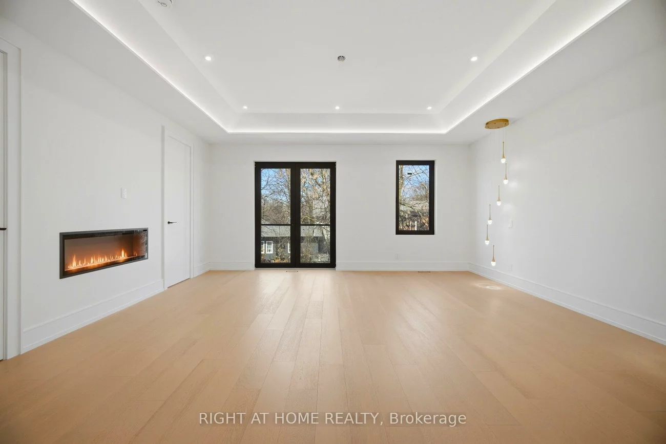 84, Mosley, Aurora Village, Aurora