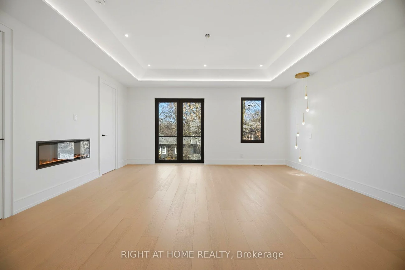 84, Mosley, Aurora Village, Aurora