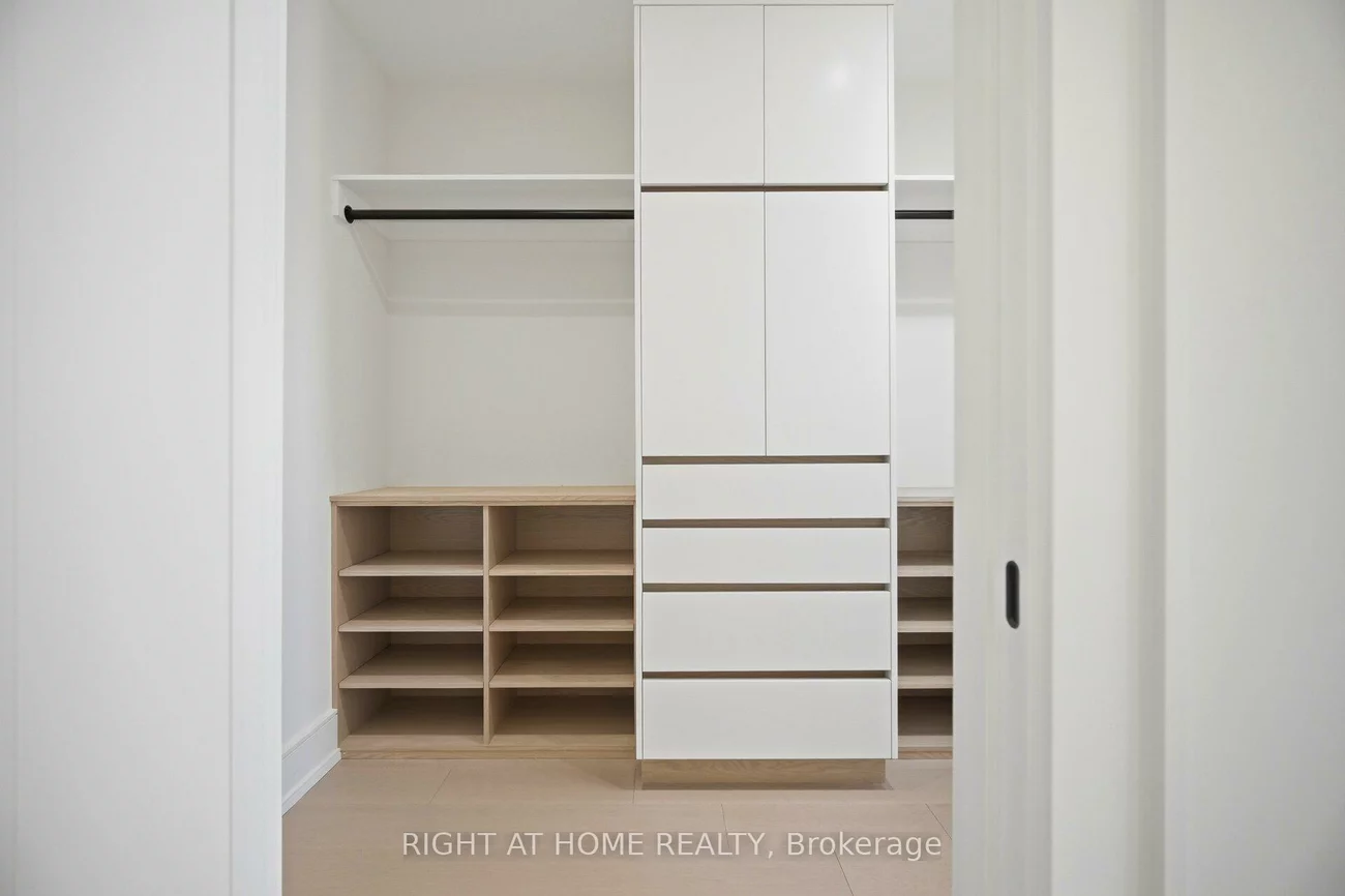 84, Mosley, Aurora Village, Aurora