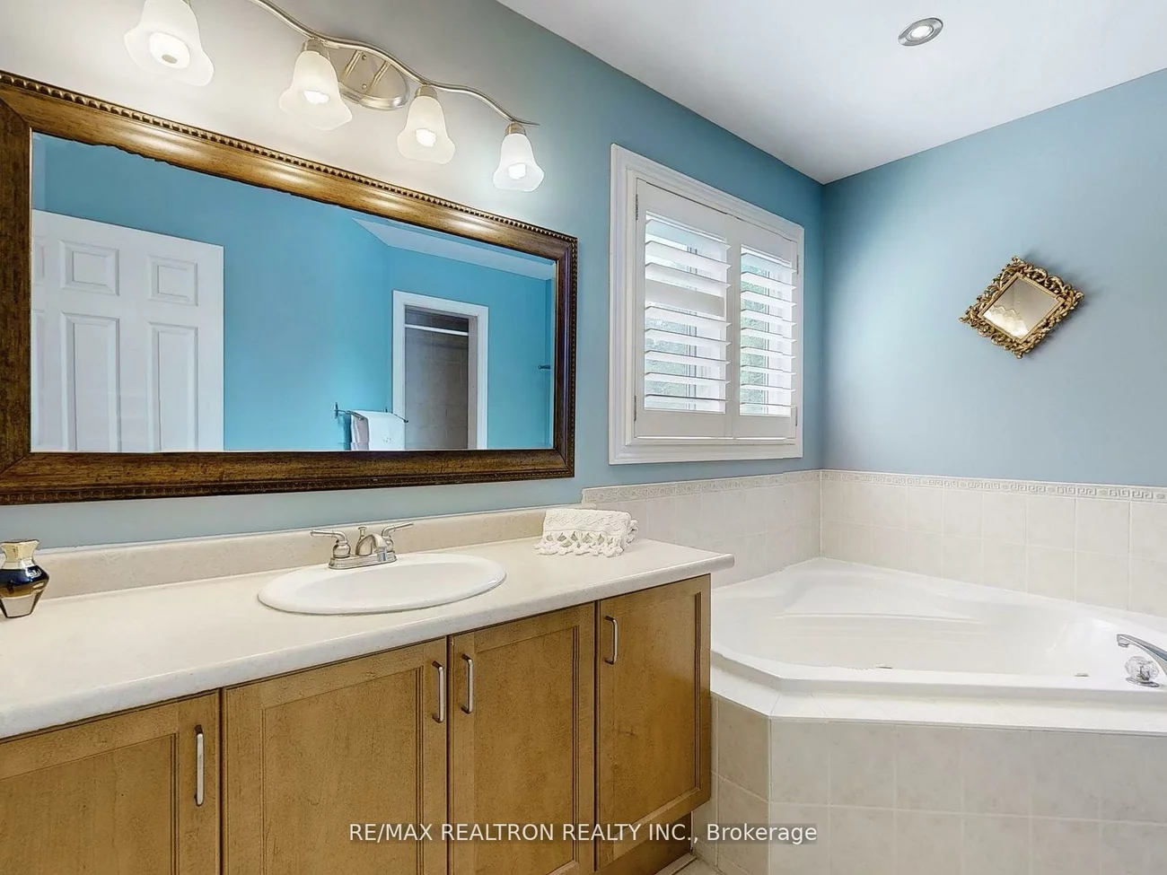 21, Watkins Glen, Bayview Wellington, Aurora