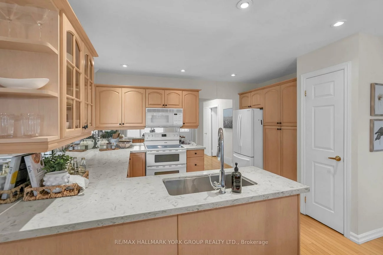 44, Kemano, Aurora Heights, Aurora