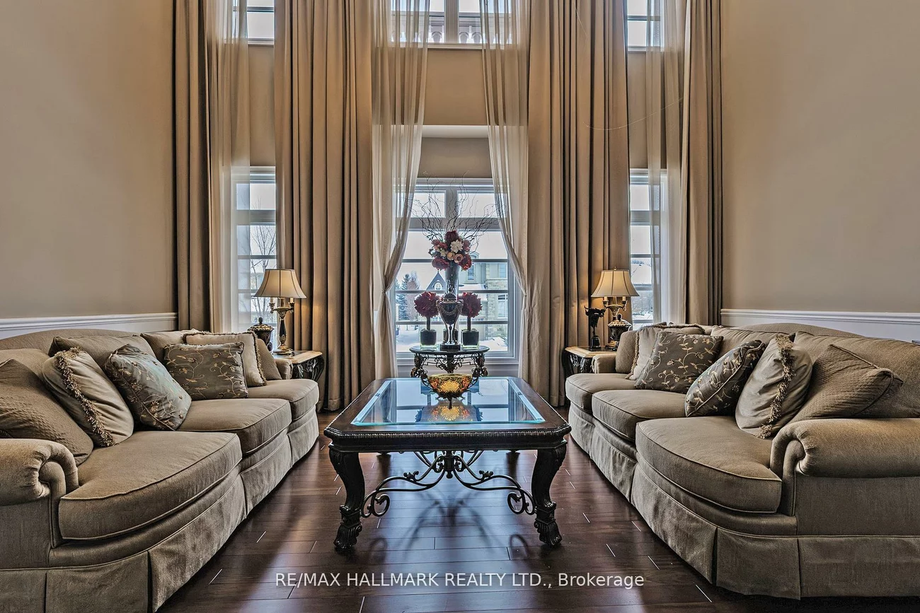 123, Carisbrooke, Bayview Southeast, Aurora