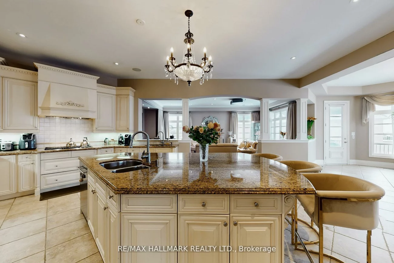 123, Carisbrooke, Bayview Southeast, Aurora