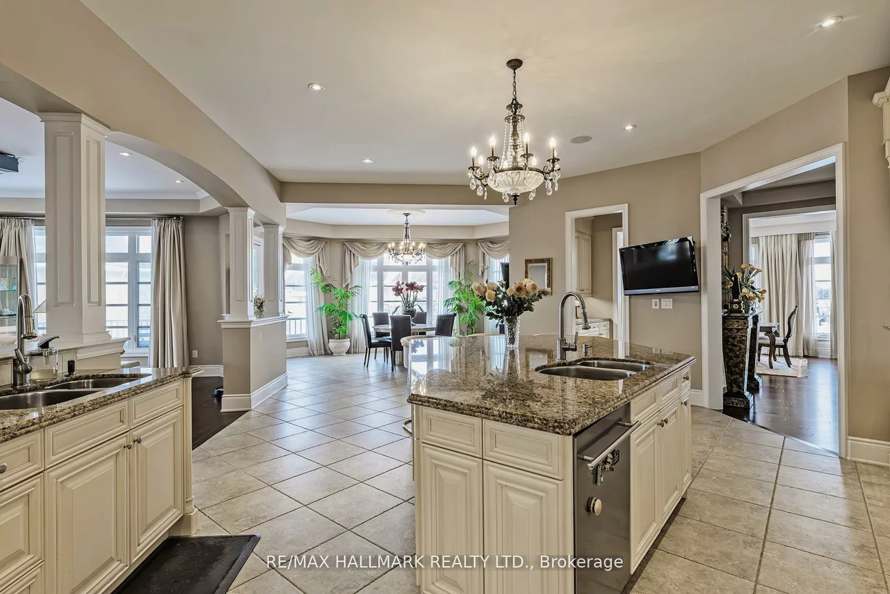 123, Carisbrooke, Bayview Southeast, Aurora