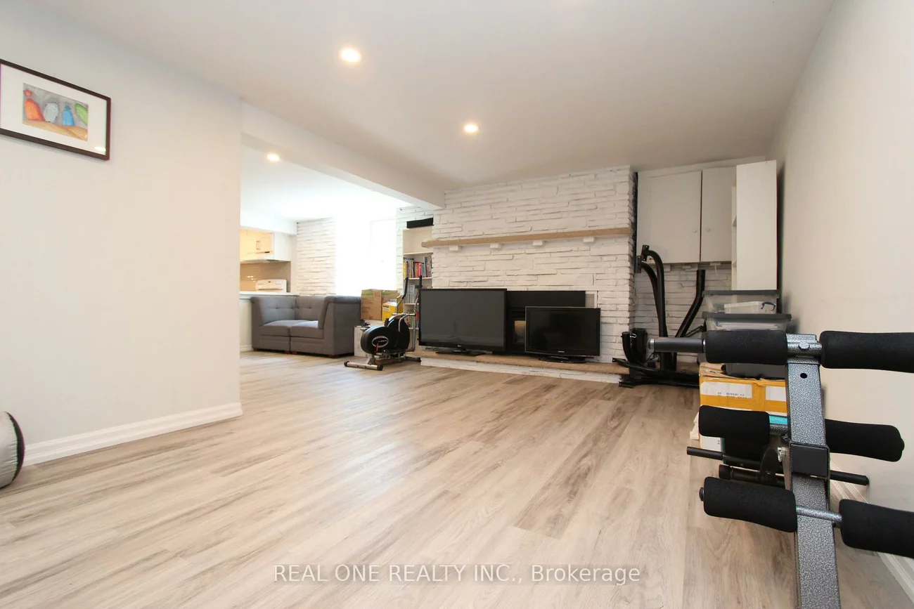 25, Bigwin, Aurora Heights, Aurora
