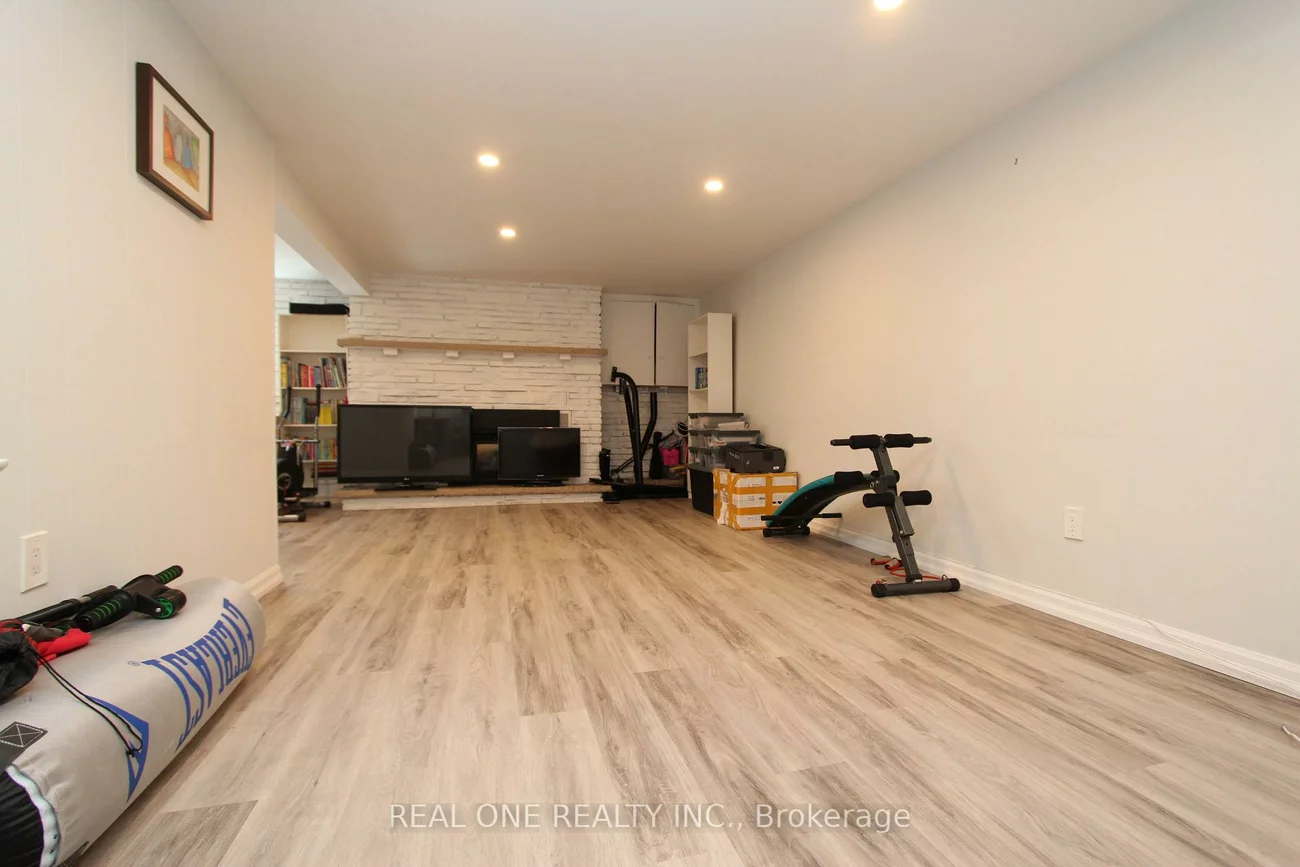 25, Bigwin, Aurora Heights, Aurora