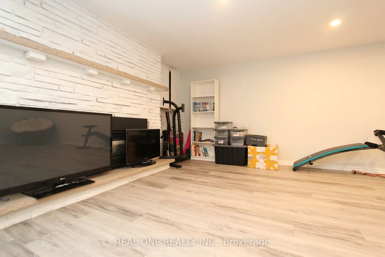 25, Bigwin, Aurora Heights, Aurora