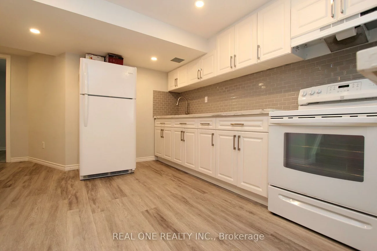 25, Bigwin, Aurora Heights, Aurora
