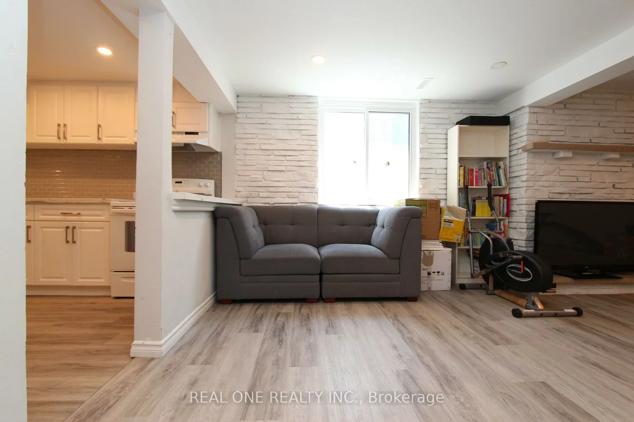 25, Bigwin, Aurora Heights, Aurora