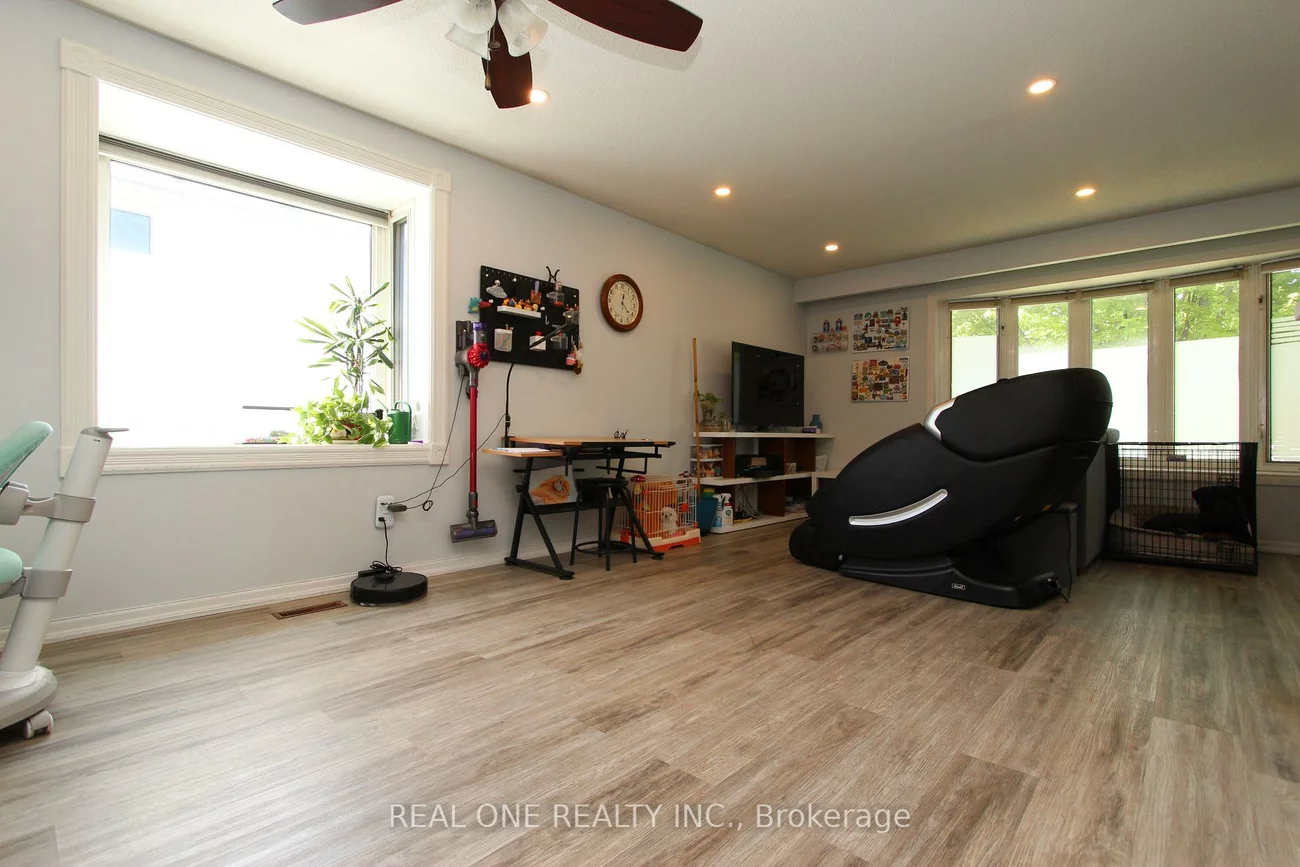 25, Bigwin, Aurora Heights, Aurora