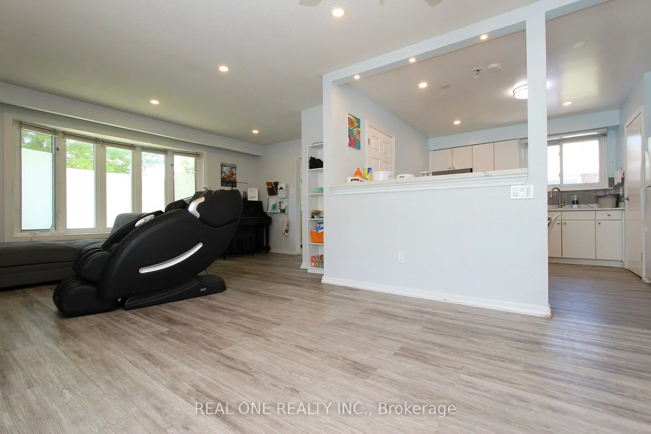 25, Bigwin, Aurora Heights, Aurora