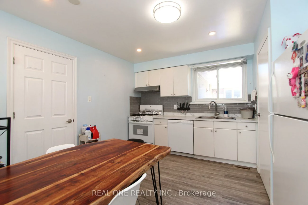 25, Bigwin, Aurora Heights, Aurora