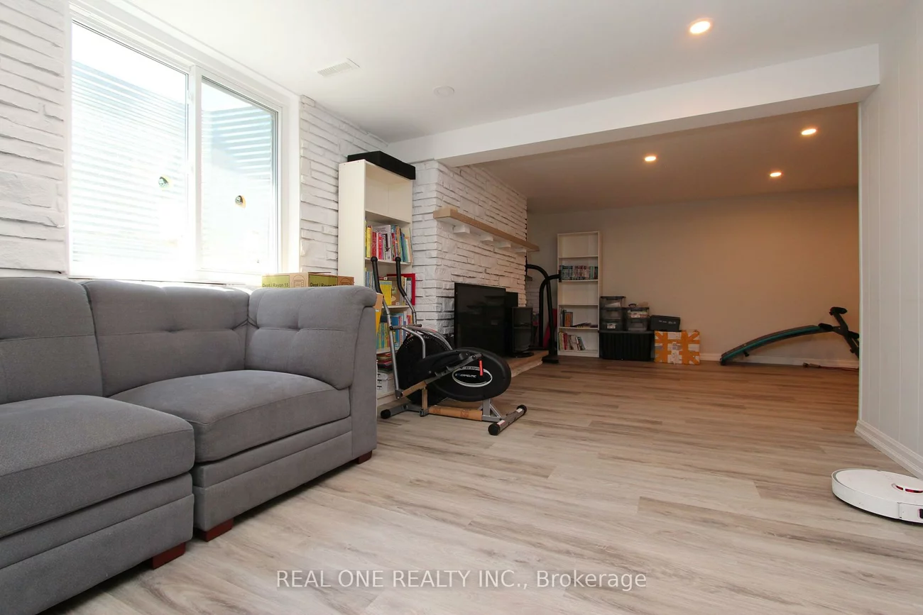 25, Bigwin, Aurora Heights, Aurora
