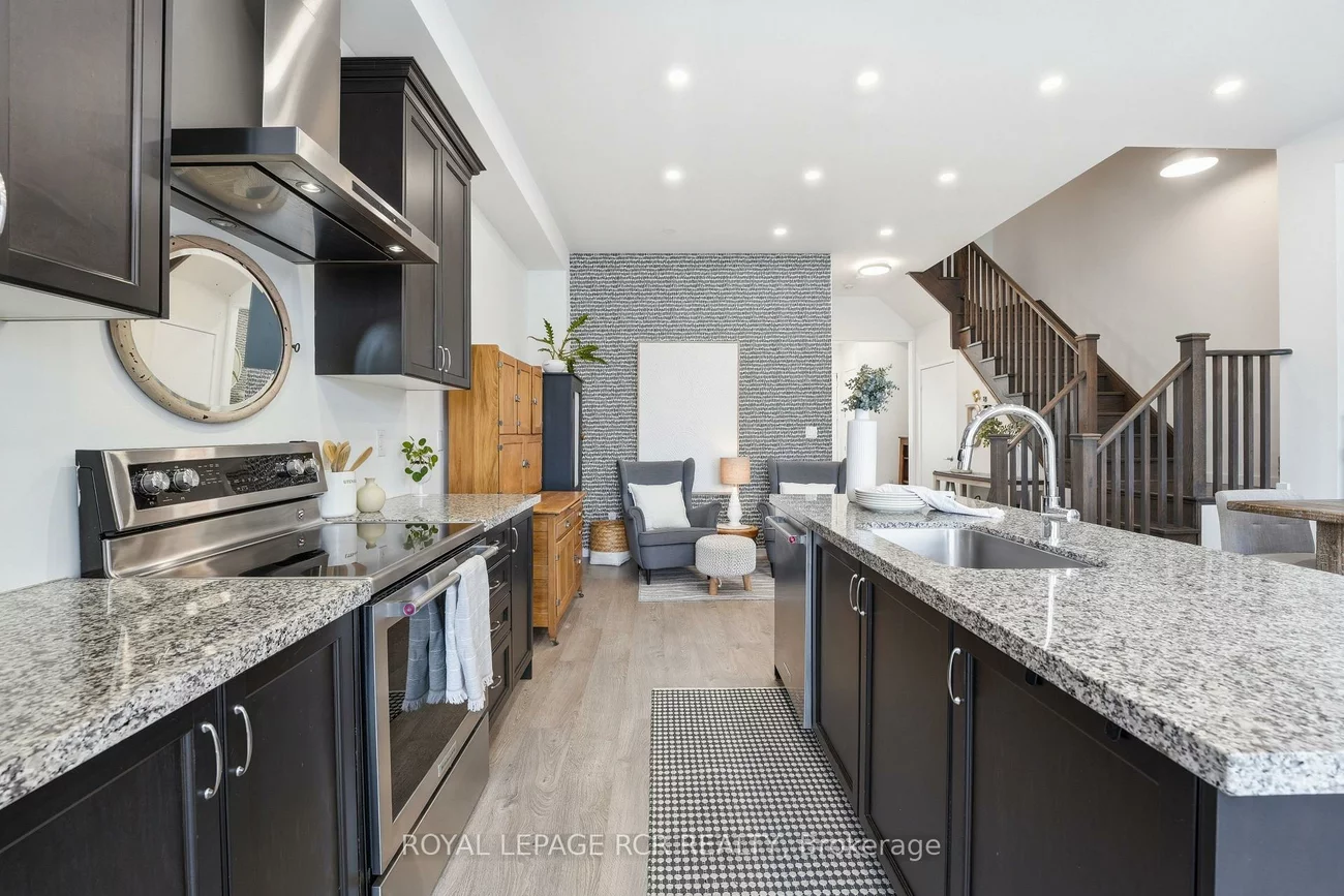 1202, Wellington, Bayview Northeast, Aurora