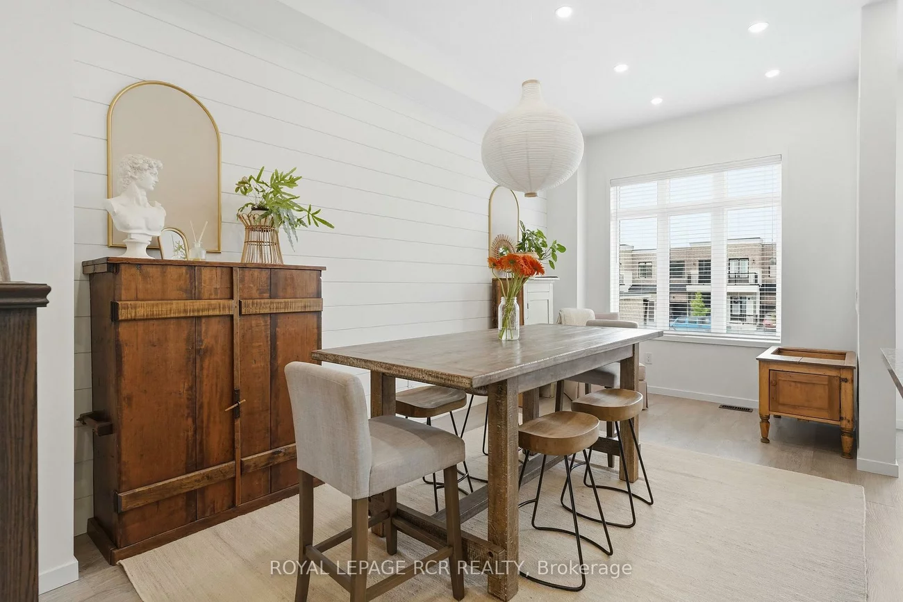 1202, Wellington, Bayview Northeast, Aurora