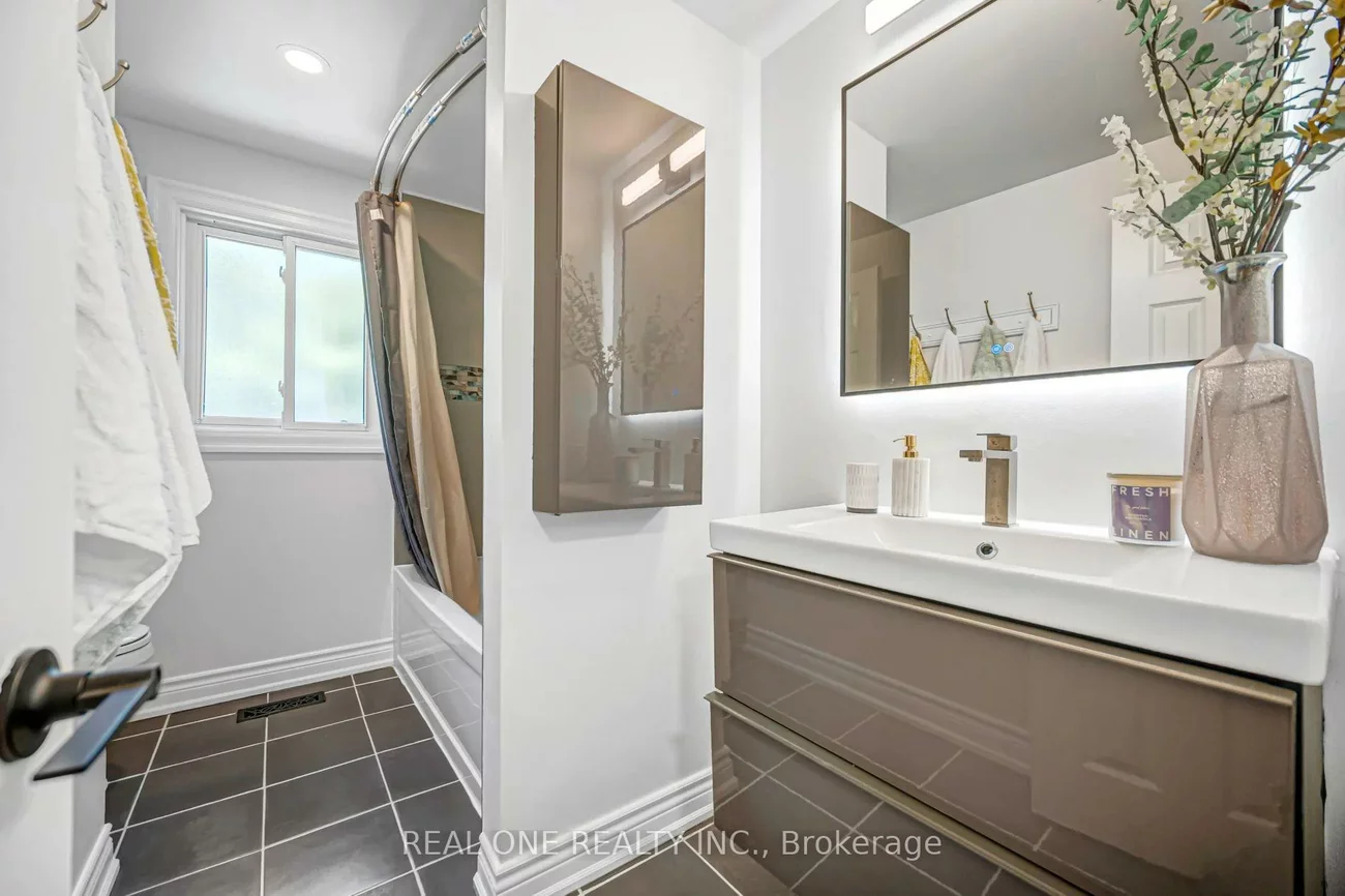 52, Devins, Aurora Heights, Aurora
