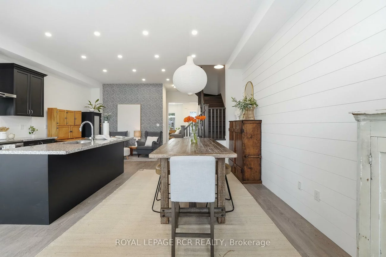 1202, Wellington, Bayview Northeast, Aurora