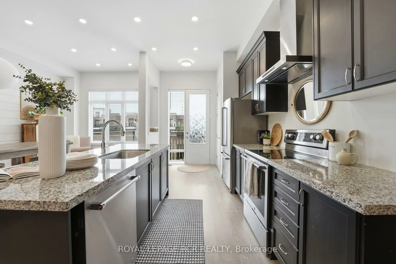 1202, Wellington, Bayview Northeast, Aurora
