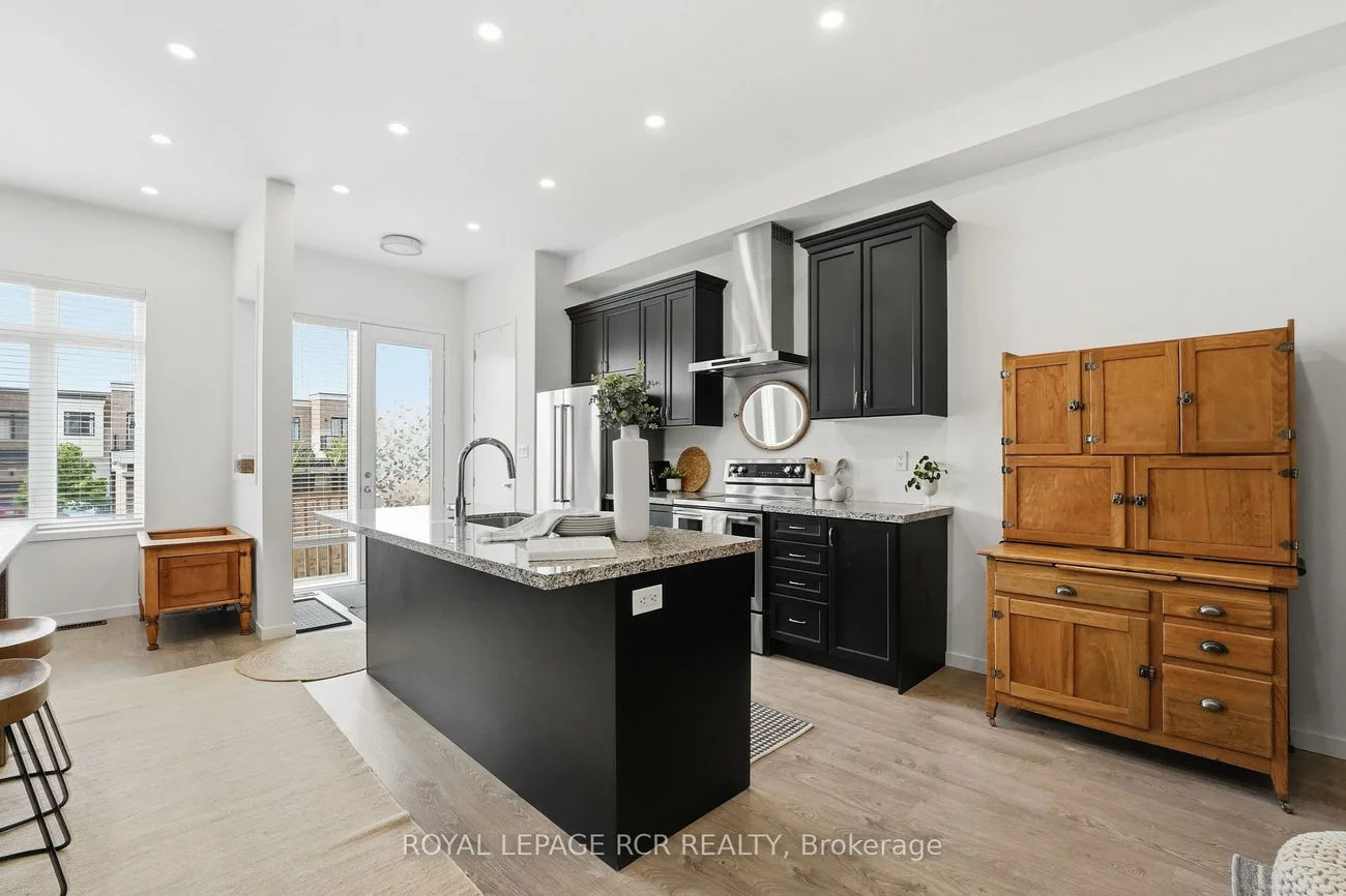 1202, Wellington, Bayview Northeast, Aurora