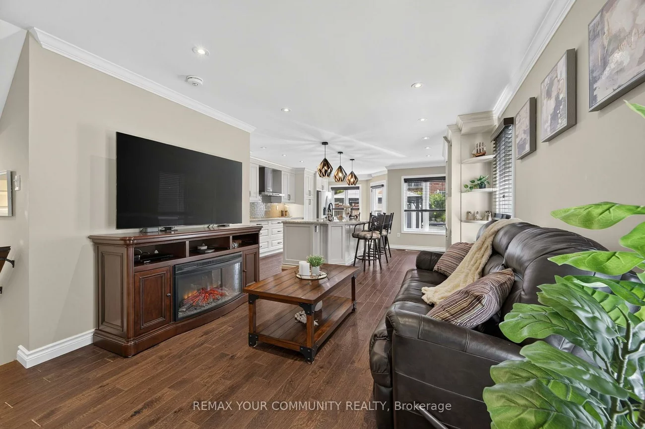 126, Woodroof, Bayview Wellington, Aurora