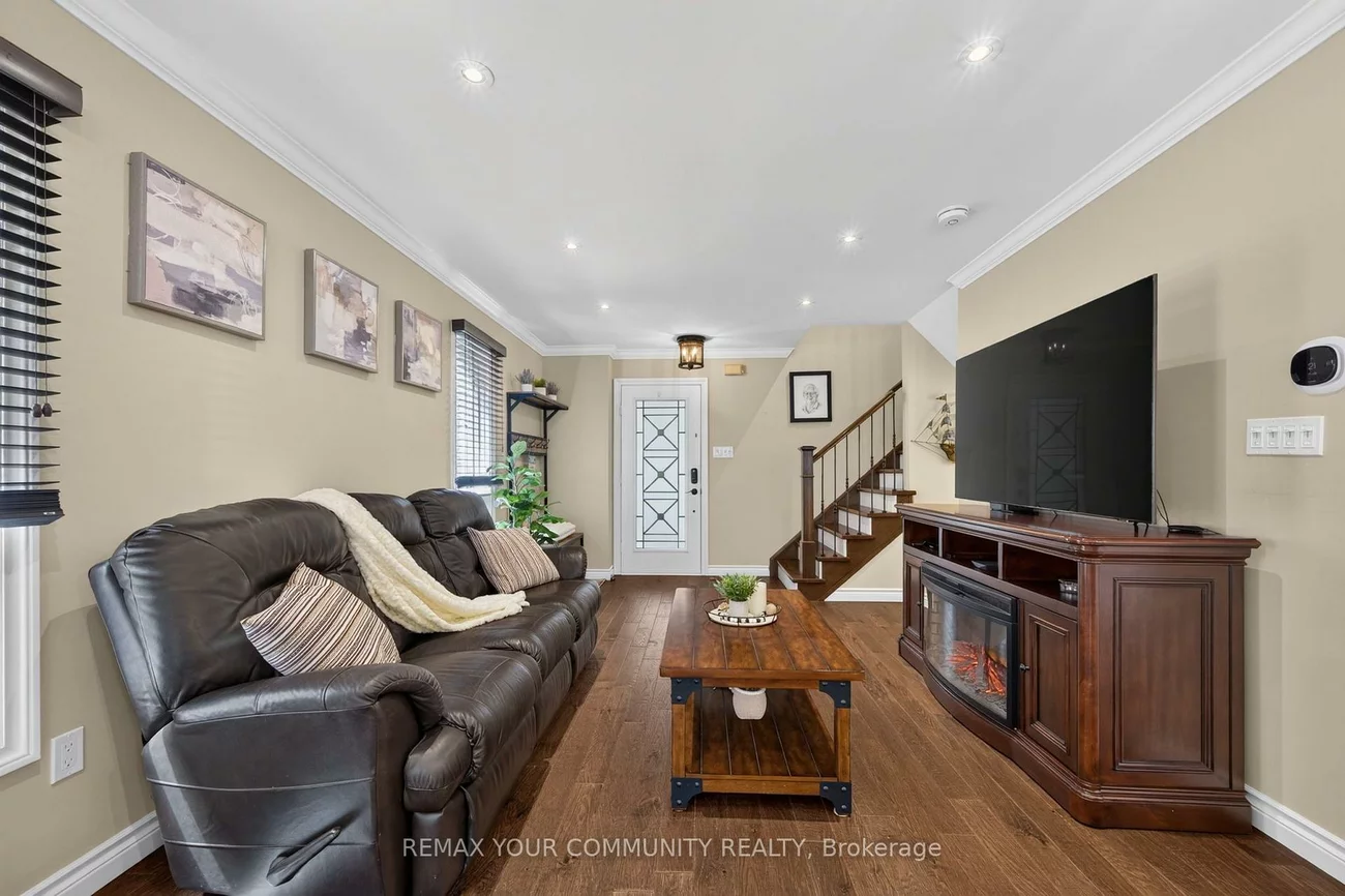 126, Woodroof, Bayview Wellington, Aurora