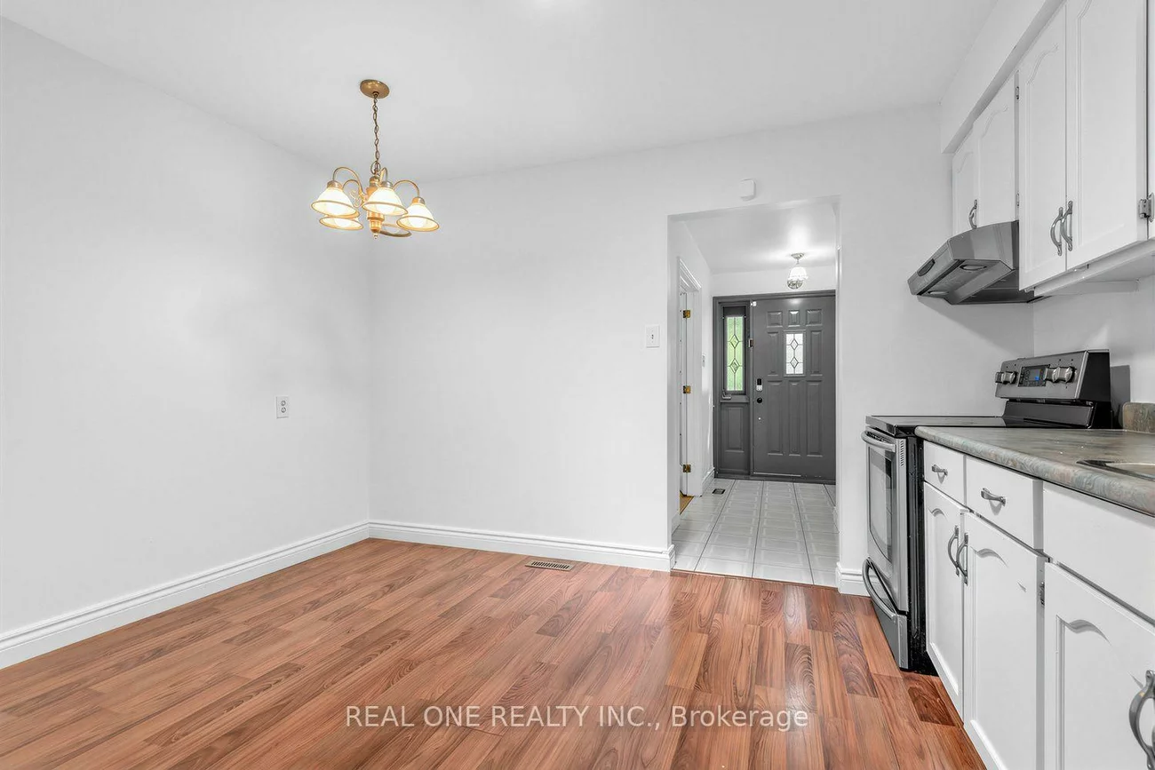 10, Devins, Aurora Heights, Aurora