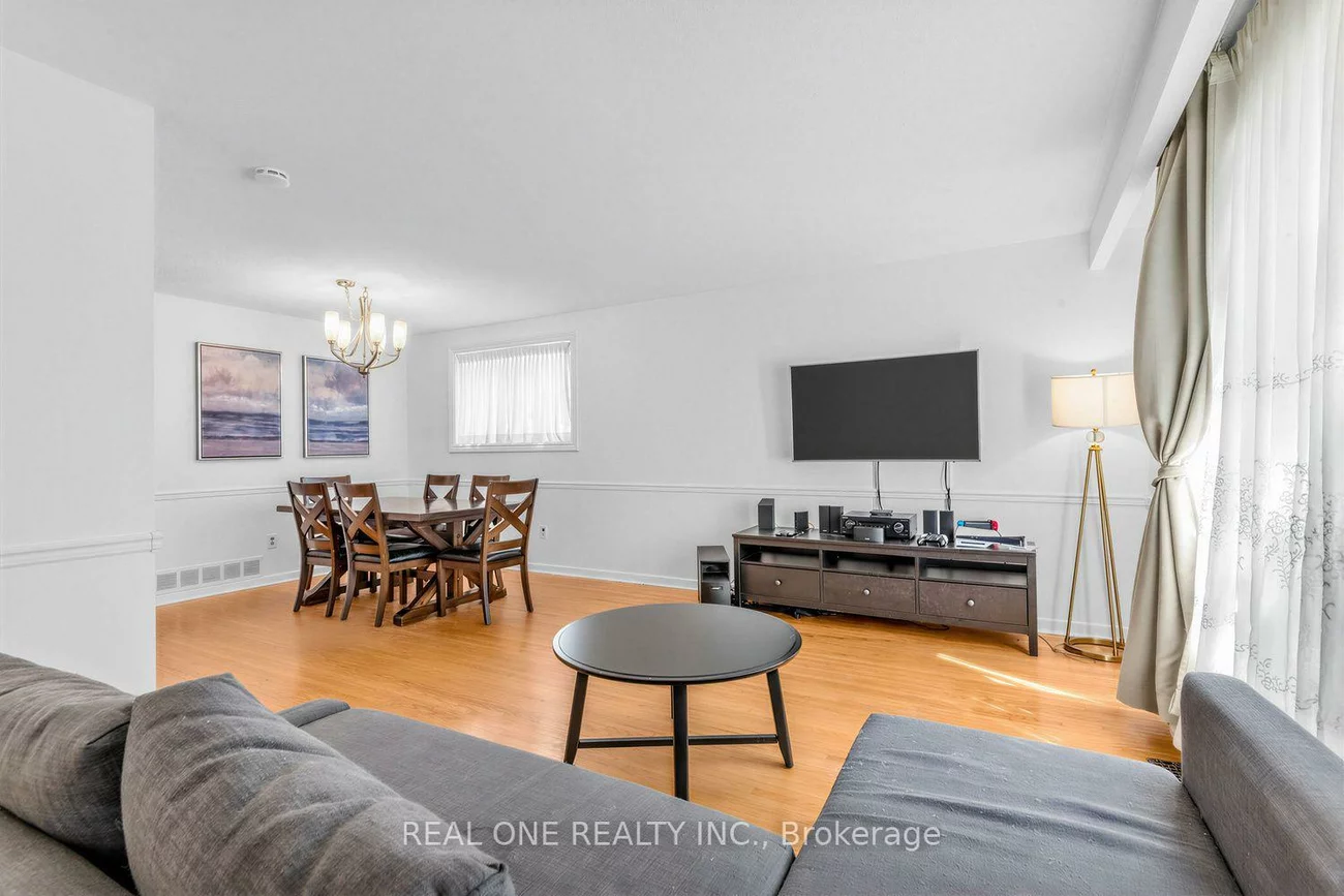 10, Devins, Aurora Heights, Aurora