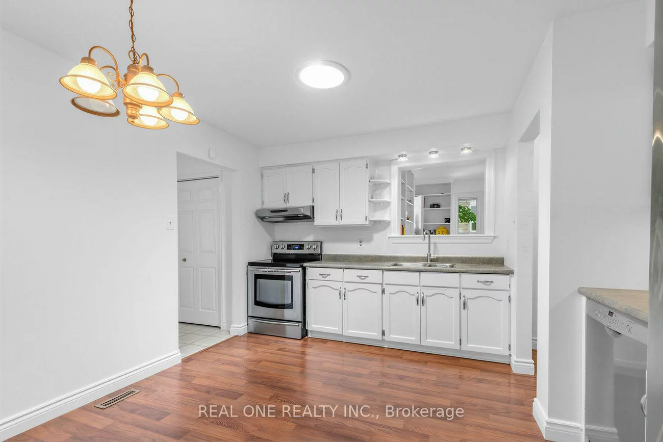 10, Devins, Aurora Heights, Aurora