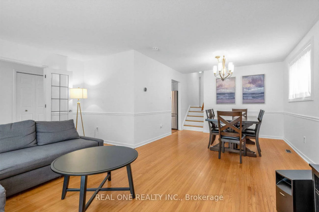 10, Devins, Aurora Heights, Aurora