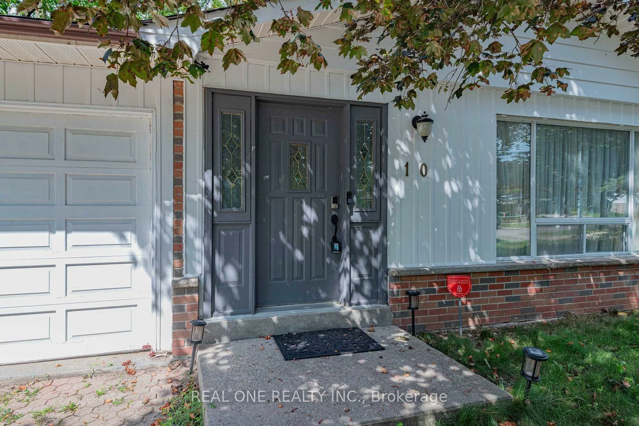 10, Devins, Aurora Heights, Aurora