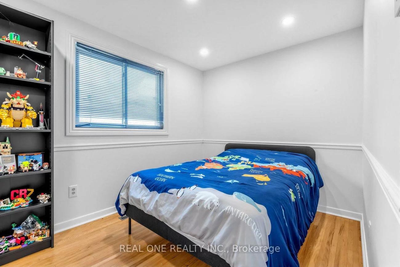 10, Devins, Aurora Heights, Aurora