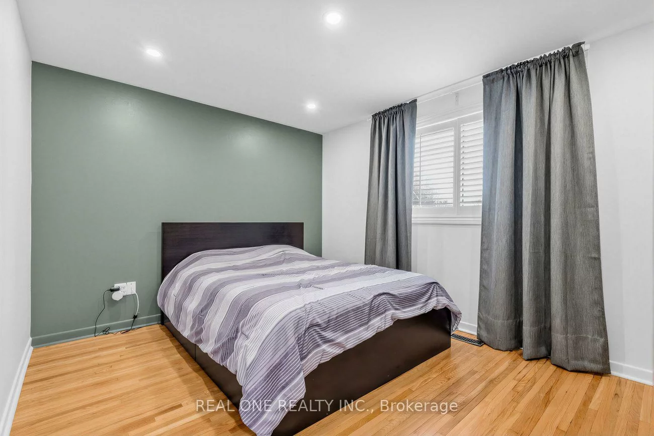 10, Devins, Aurora Heights, Aurora