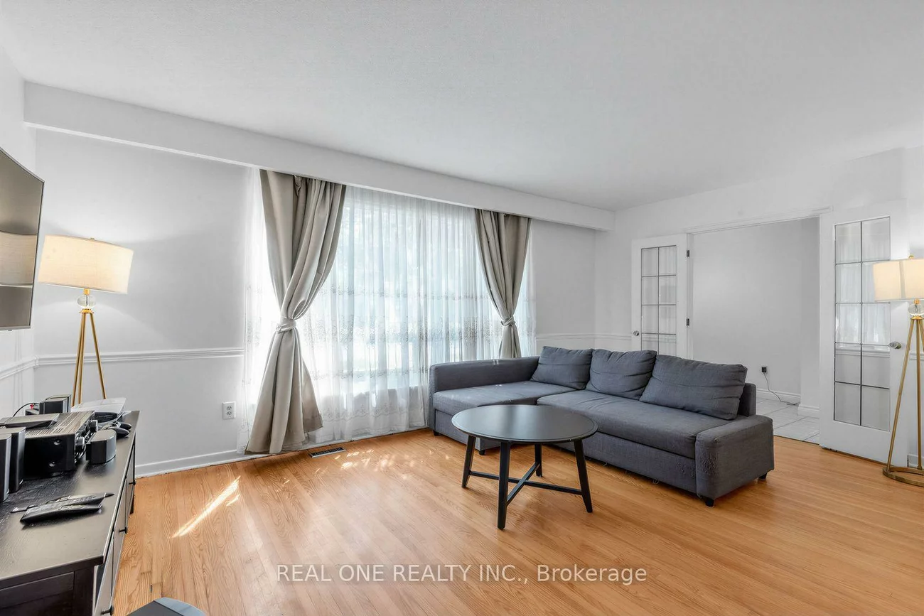 10, Devins, Aurora Heights, Aurora