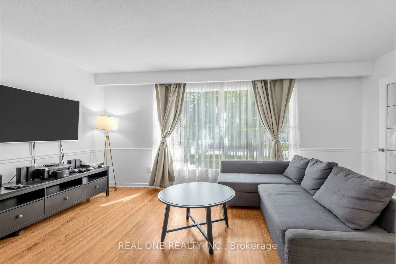 10, Devins, Aurora Heights, Aurora