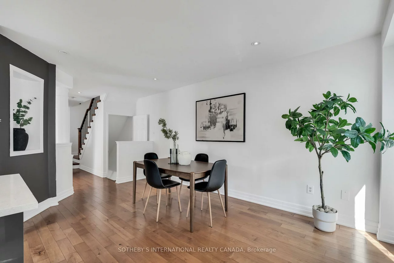 406, Pinnacle, Bayview Wellington, Aurora