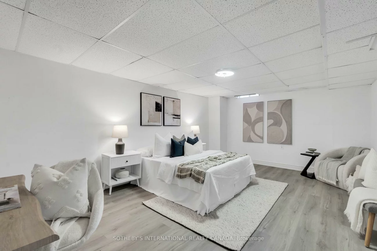 406, Pinnacle, Bayview Wellington, Aurora