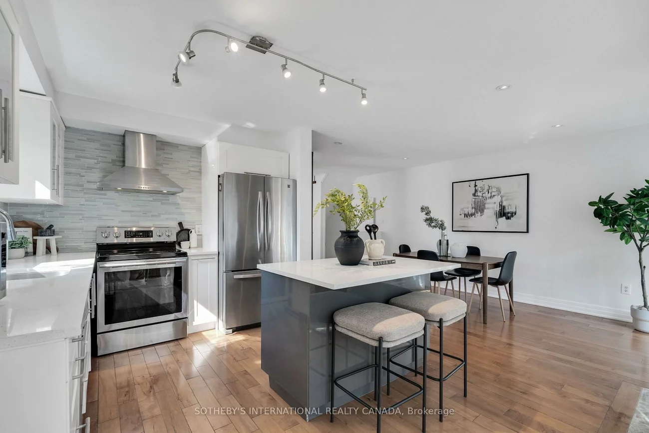 406, Pinnacle, Bayview Wellington, Aurora