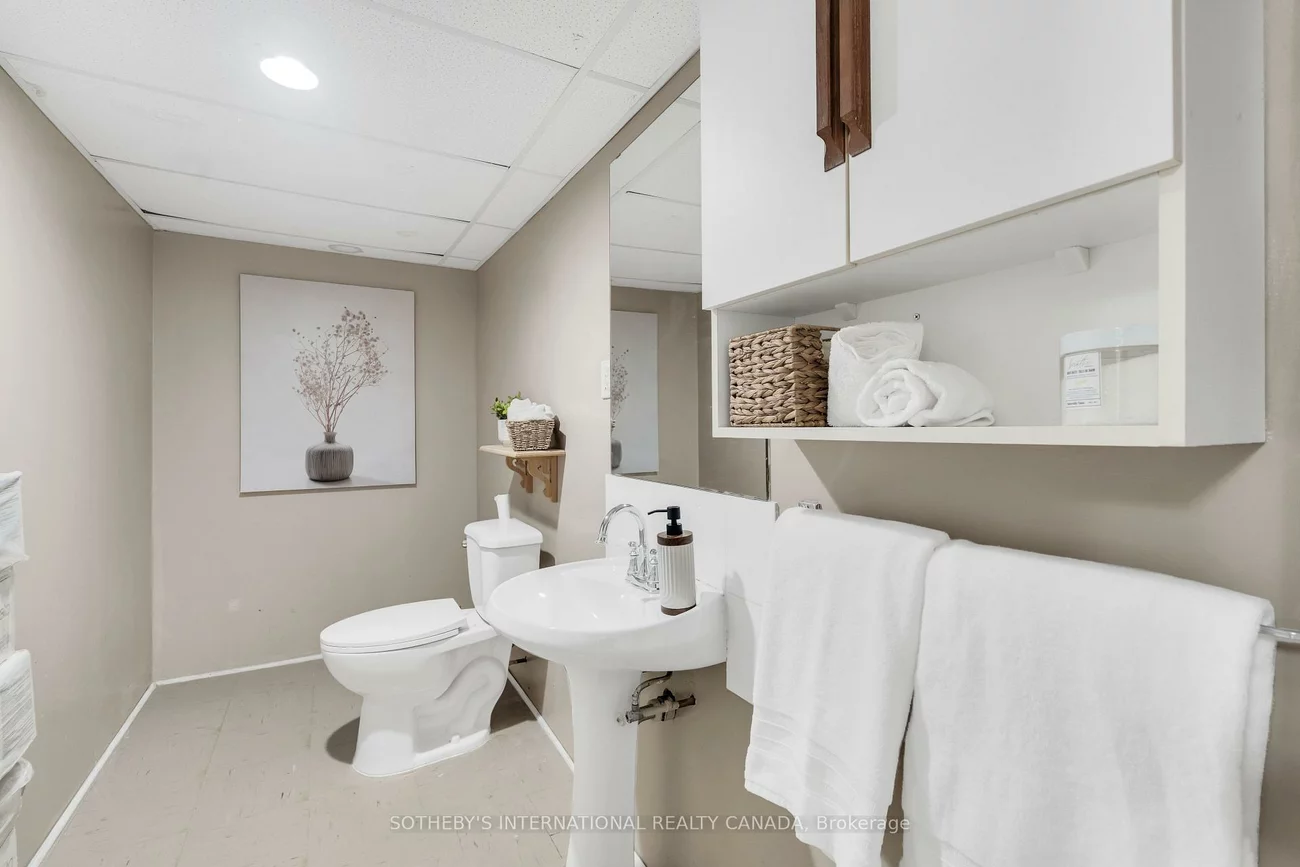 406, Pinnacle, Bayview Wellington, Aurora