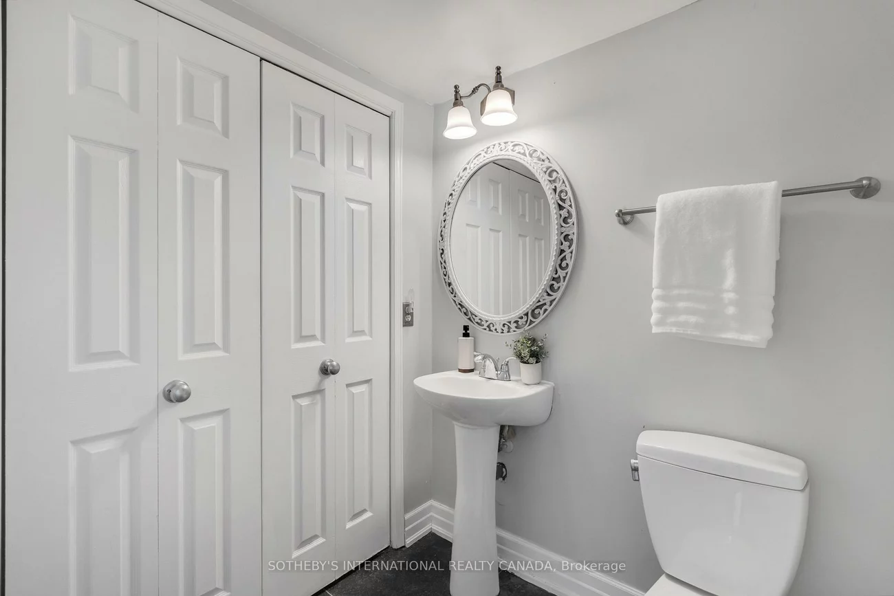 406, Pinnacle, Bayview Wellington, Aurora