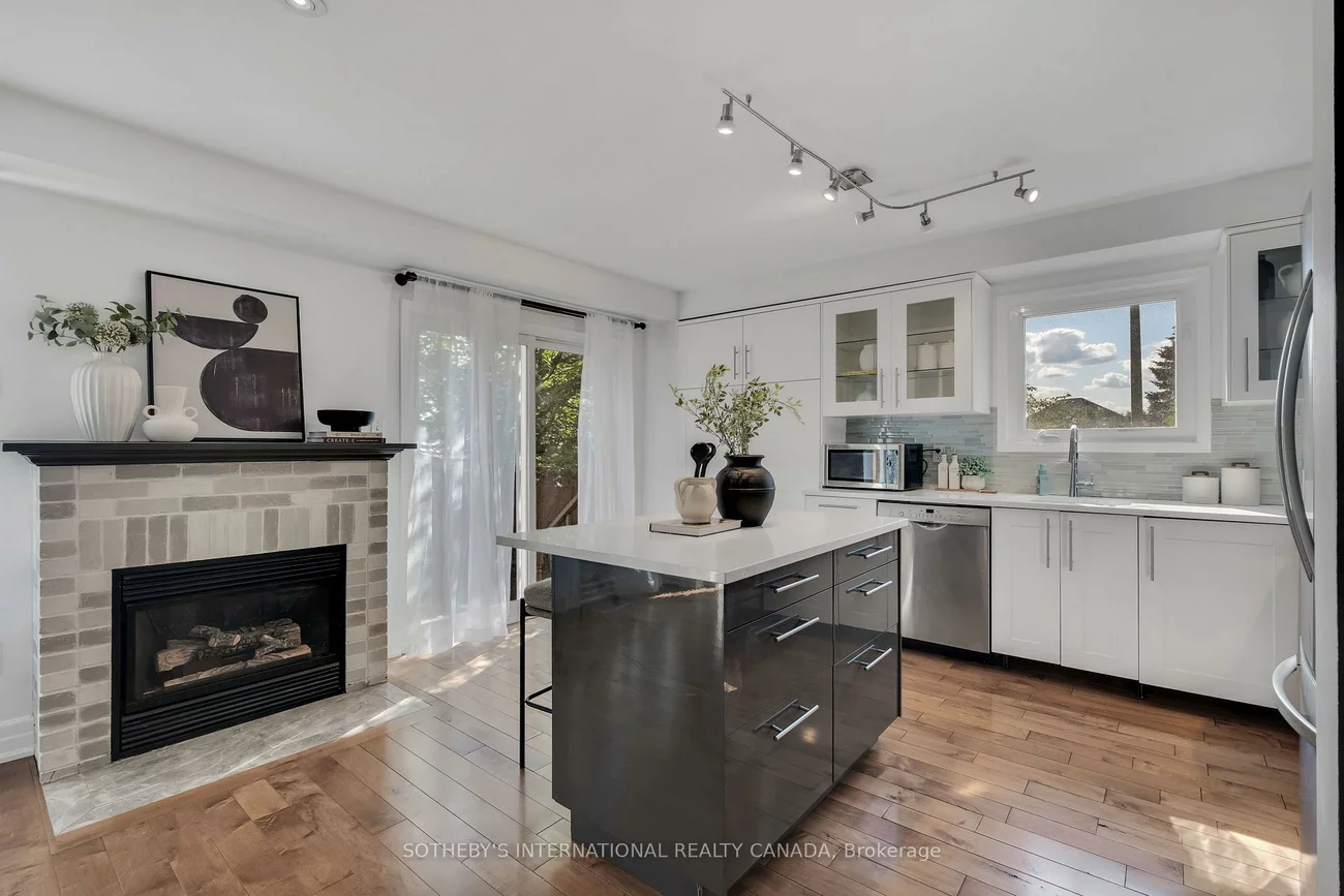 406, Pinnacle, Bayview Wellington, Aurora