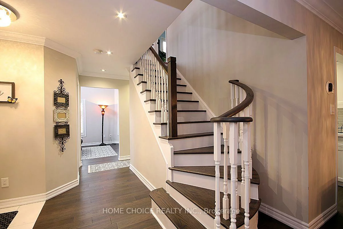 155, Hollandview, Bayview Wellington, Aurora