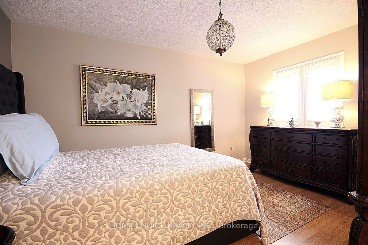 155, Hollandview, Bayview Wellington, Aurora