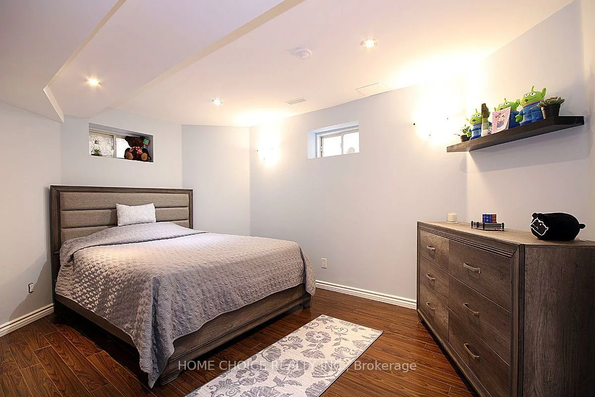155, Hollandview, Bayview Wellington, Aurora