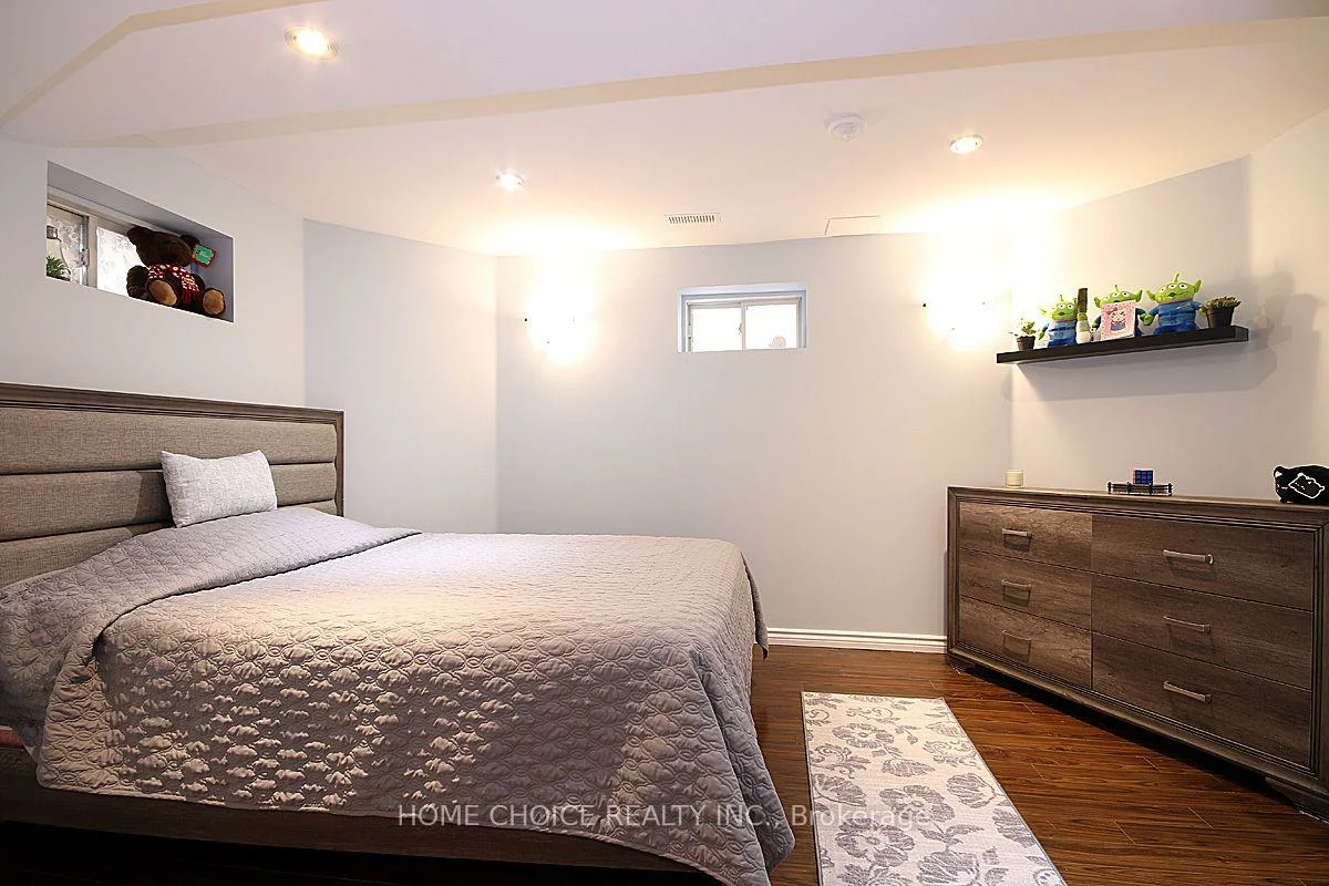 155, Hollandview, Bayview Wellington, Aurora