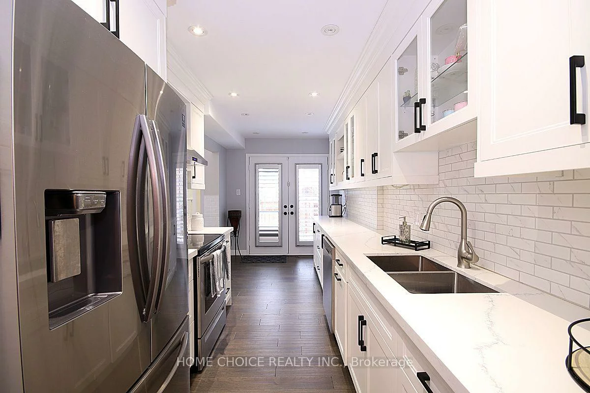 155, Hollandview, Bayview Wellington, Aurora