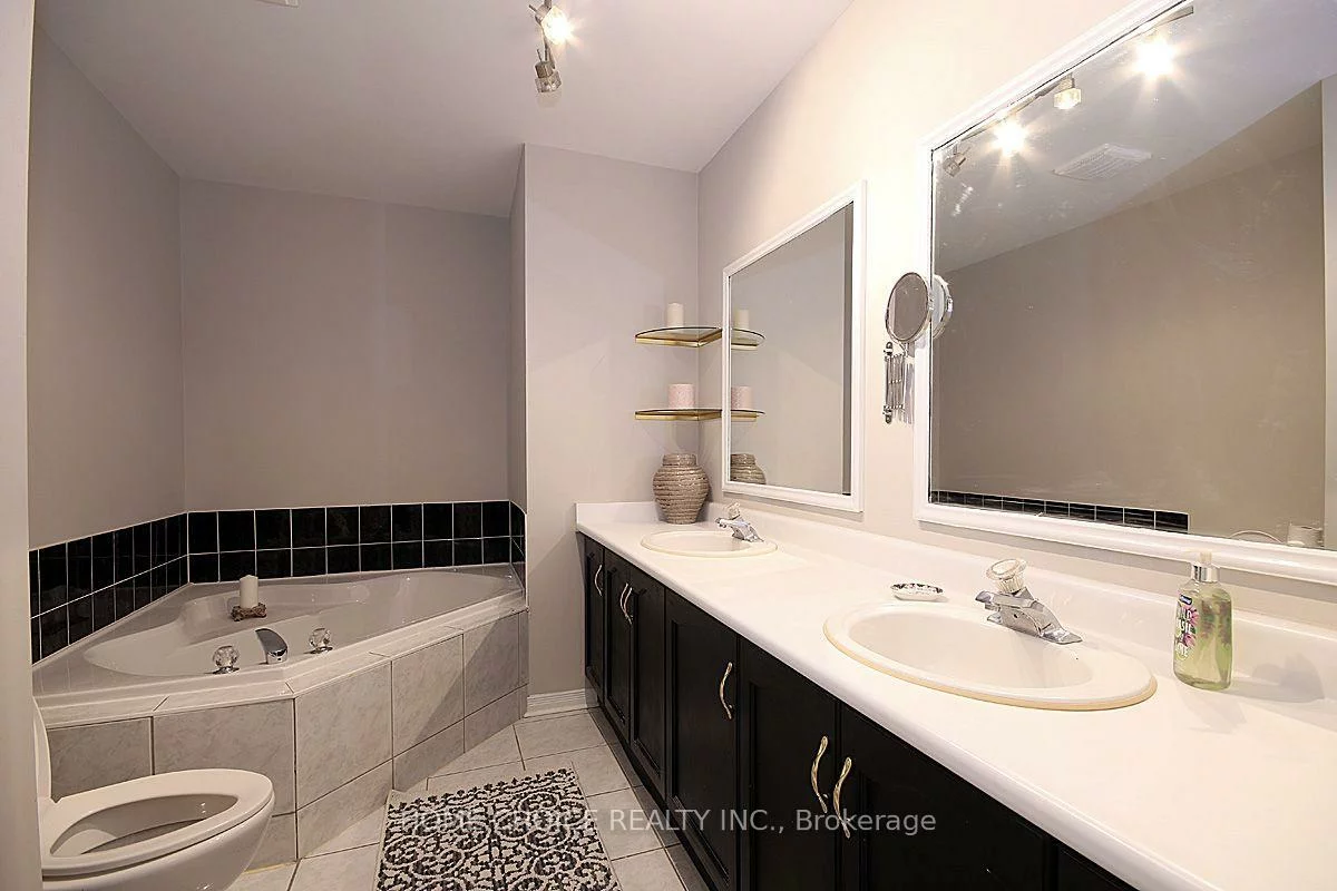 155, Hollandview, Bayview Wellington, Aurora