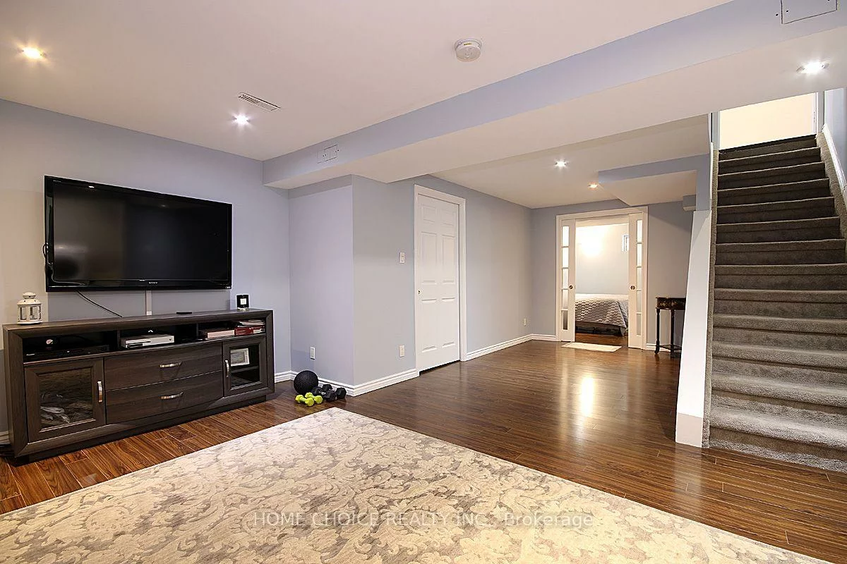 155, Hollandview, Bayview Wellington, Aurora
