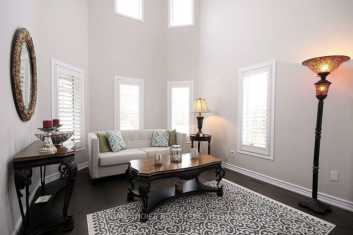 155, Hollandview, Bayview Wellington, Aurora