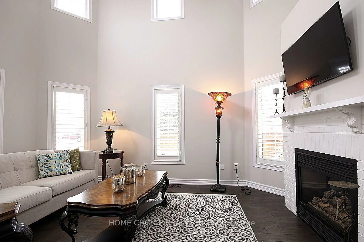 155, Hollandview, Bayview Wellington, Aurora