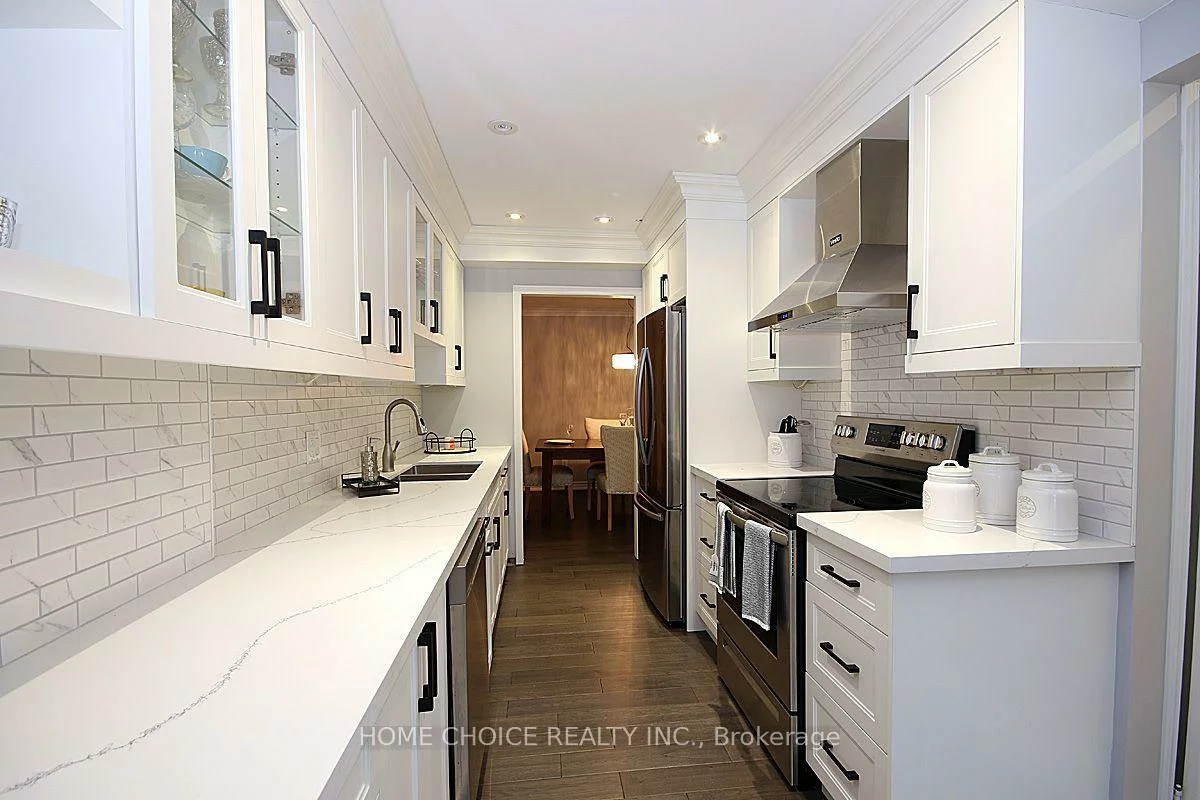 155, Hollandview, Bayview Wellington, Aurora